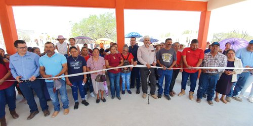 Entrega alcalde área de descanso y portón al panteón de Santa Rita