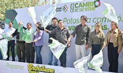 Ricardo Gallardo enchula la colonia Lomas del Mezquital