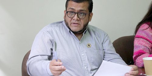 Diputado Roberto García orienta y atiende a detenidos por conflicto de tierras en Tampamolón