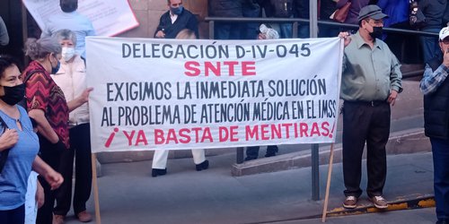 Jubilados de telesecundarias sin servicio médico, ni pago