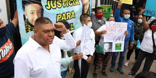 Piden justicia para el pequeño Gael en protesta ante la FGE