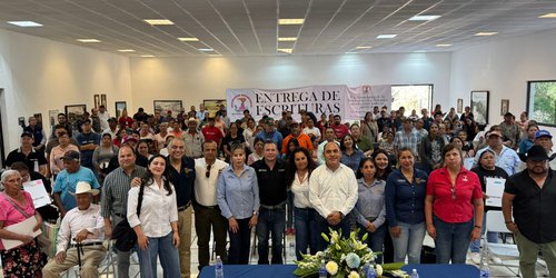 Entrega el Inrevis 100 escrituras a familias de Matehuala para dar certeza jurídica y confianza en las instituciones