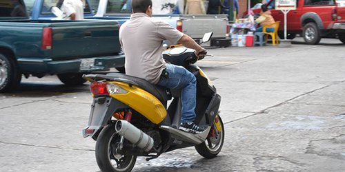 Llaman a motociclistas a portar casco, tarjeta y licencia