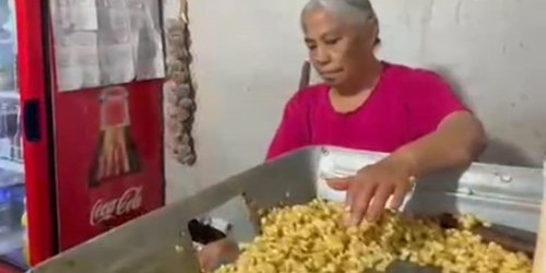 Dan crédito del SIFIDE a mujer que opera molino de nixtamal