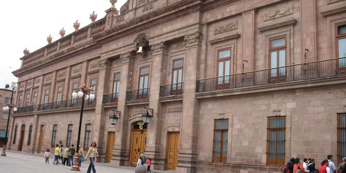 Habitantes de Ciudad Satélite se manifiestan frente al Palacio de Gobierno