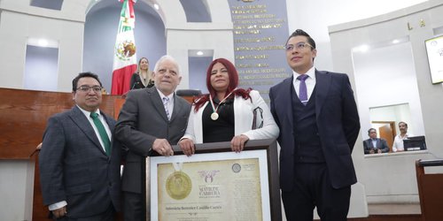 Entregaron reconocimiento “Matilde Cabrera Ipiña 2025” a la maestra Antonieta Berenice Castillo