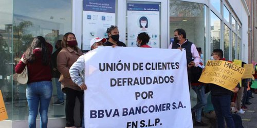 Protestan cuentahabientes de Bancomer: acusan que les vacían cuentas