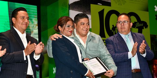 Ricardo Gallardo entrega reconocimientos a docentes potosinos