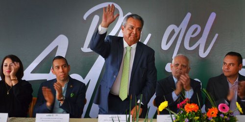 SEER reconoce a 297 trabajadores por su trayectoria y años de servicio en la educación potosina