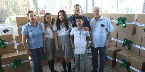 Ricardo Gallardo entrega equipo a escuelas de la Huasteca