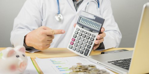 Llama Salud a médicos particulares a no elevar costo de servicios
