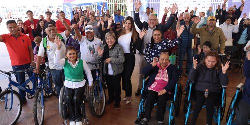 Fundación Telmex y DIF Estatal entregan sillas de ruedas y bicicletas