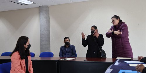 Apoya  DIF a alumna con discapacidad auditiva, que presentó su examen profesional