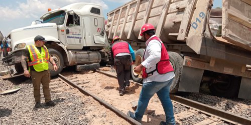 Tráiler embestido por el tren en SLP