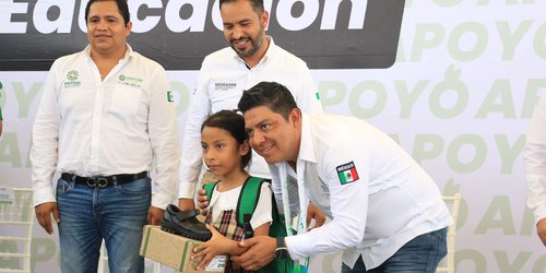 Otros ocho mil estudiantes beneficiarios con zapatos, mochilas y uniformes en Axtla