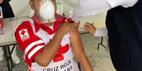 Trabajadores de la Cruz Roja ya comenzaron a ser vacunados contra coronavirus.