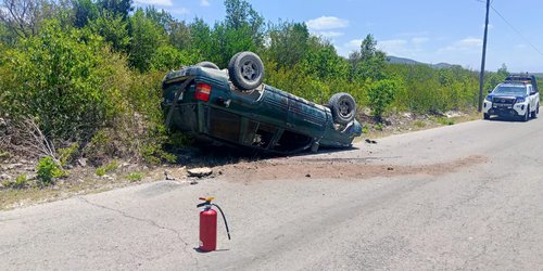 Tres personas resultan heridas tras volcar vehículo en camino a El Sáuz